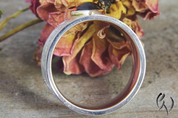 Ring Raeka, Silber 925/-  mit dreieckigem Granat-Cabouchon