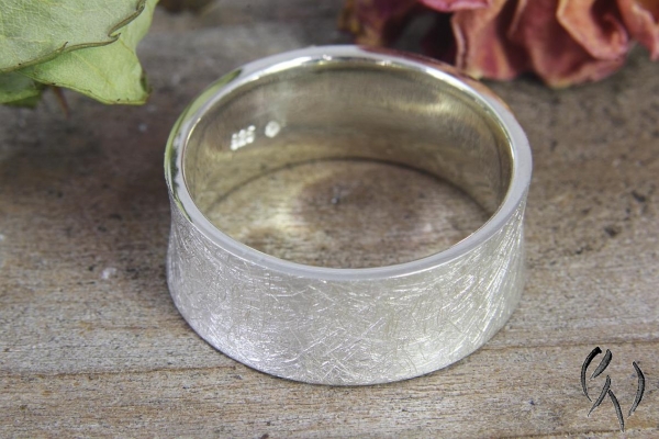 Ring Raeka, Silber 925/-  mit dreieckigem Granat-Cabouchon