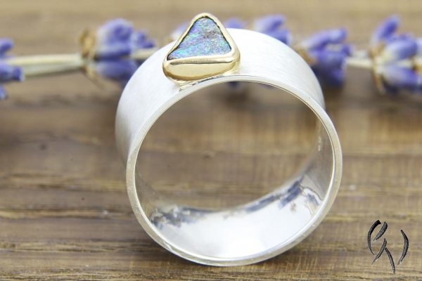 Ring Raeka, Silber 925/- mit dreieckigem Boulderopal in Gold 750/- gefasst