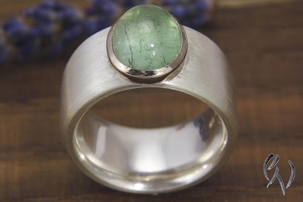 Preview: Ring Atris, Silber 925/- mit wasserblauem Turmalin-Cabouchon