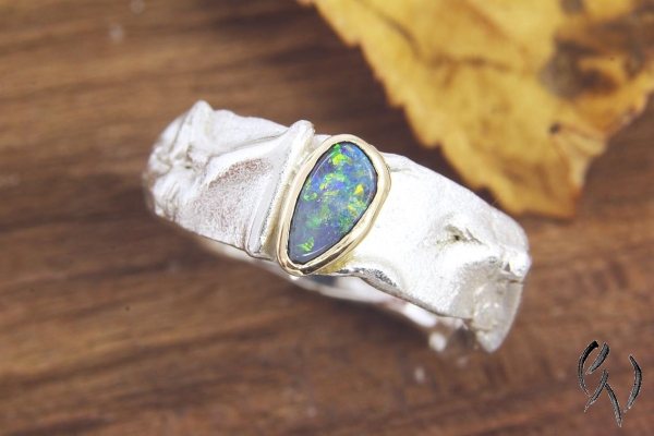 Schöner Ring aus Silber mit einem Opal