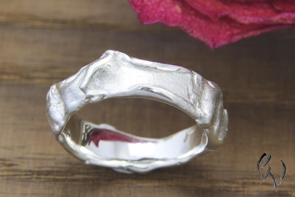 Schöner Ring aus Silber mit unregelmäßiger Oberfläche