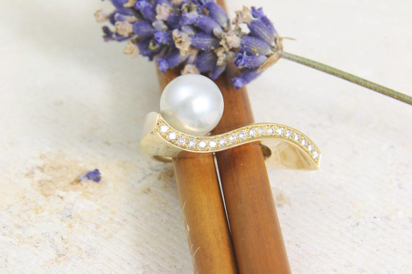 Preview: Wunderschöner Ring aus Gold 750/- mit Brillanten und einer Perle