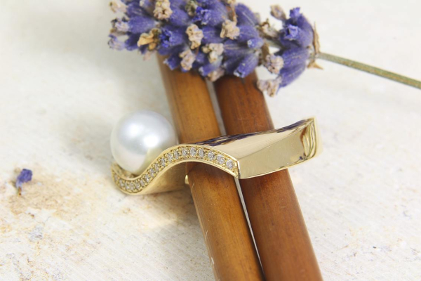 Preview: Wunderschöner Ring aus Gold 750/- mit Brillanten und einer Perle