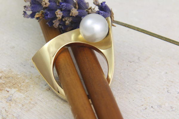 Wunderschöner Ring aus Gold 750/- mit Brillanten und einer Perle