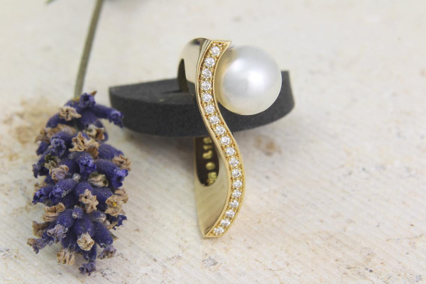 Wunderschöner Ring aus Gold 750/- mit Brillanten und einer Perle