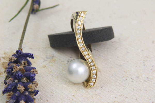 Wunderschöner Ring aus Gold 750/- mit Brillanten und einer Perle