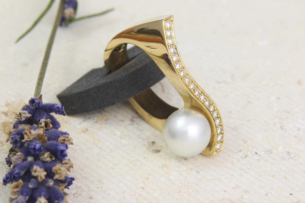 Wunderschöner Ring aus Gold 750/- mit Brillanten und einer Perle
