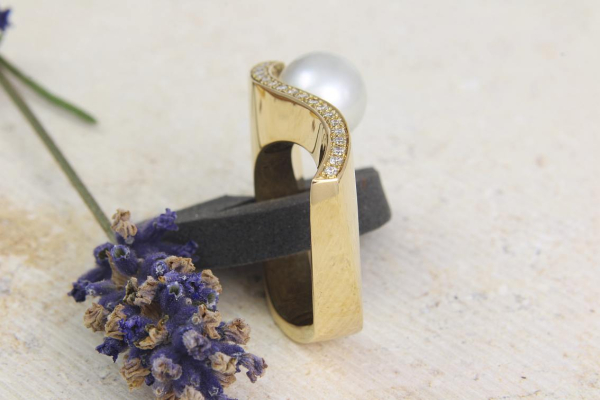 Wunderschöner Ring aus Gold 750/- mit Brillanten und einer Perle
