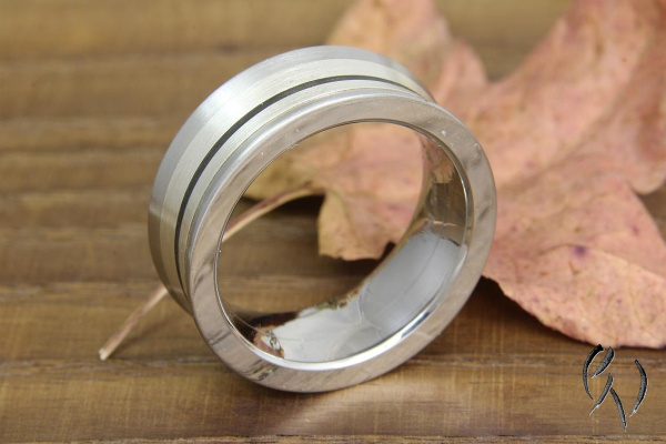 Preview: Schlichter Ring aus Edelstahl und Silber 925/- mit schwarzem Streifen