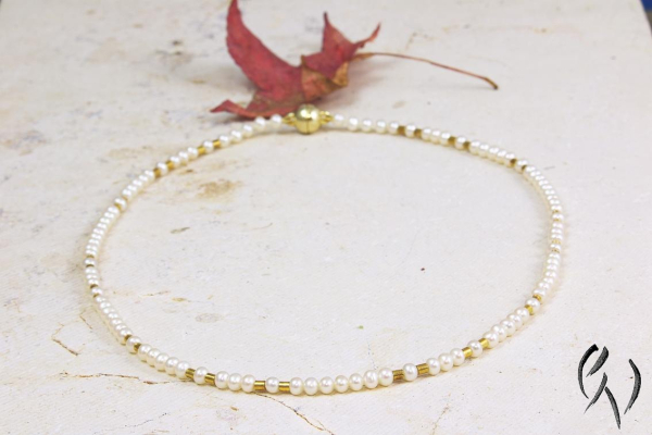 Zarte Süßwasserperlenkette mit vergoldetem Magnetschloß