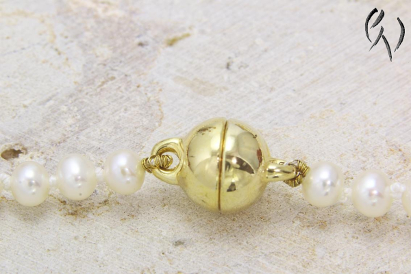Zarte Süßwasserperlenkette mit vergoldetem Magnetschloß