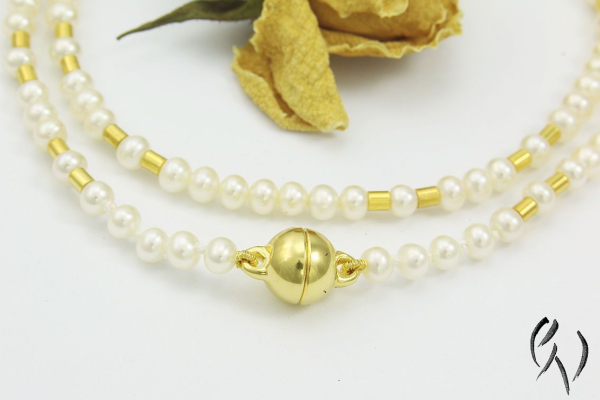 Zarte Süßwasserperlenkette mit vergoldetem Magnetschloß