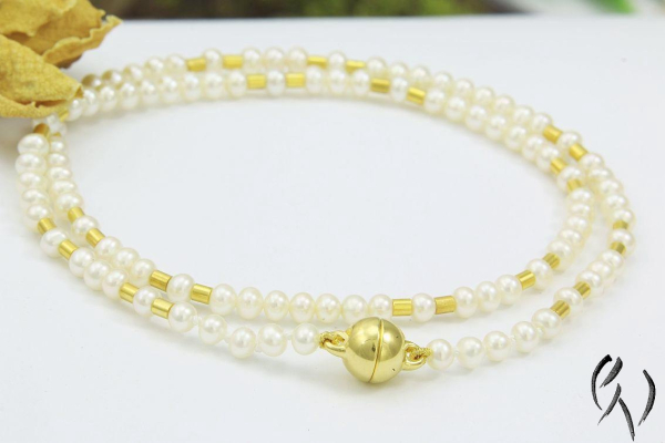 Zarte Süßwasserperlenkette mit vergoldetem Magnetschloß
