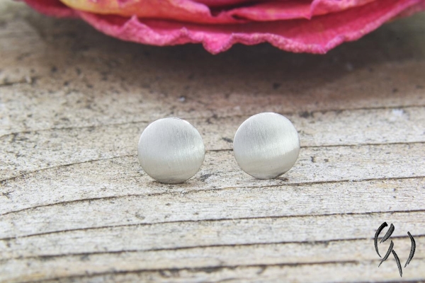 Kleine, runde Ohrstecker aus strichmattem Platin