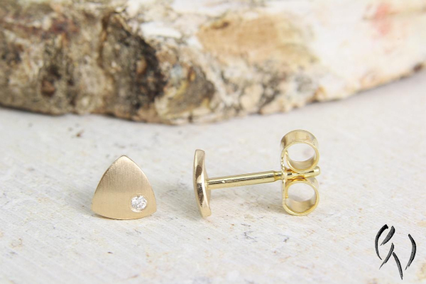 Minidreieck mit Brillant, strichmatt, Gold 750/-