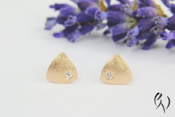 Minidreieck mit Brillant, mattgekratzt, Rotgold 585/-