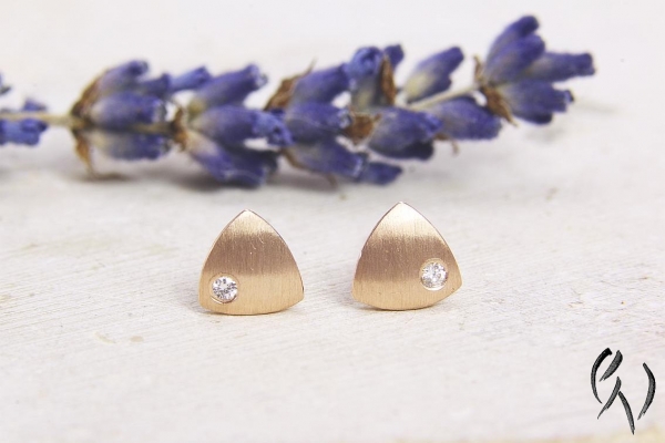 Minidreieck mit Brillant, strichmatt, Rotgold 585/-