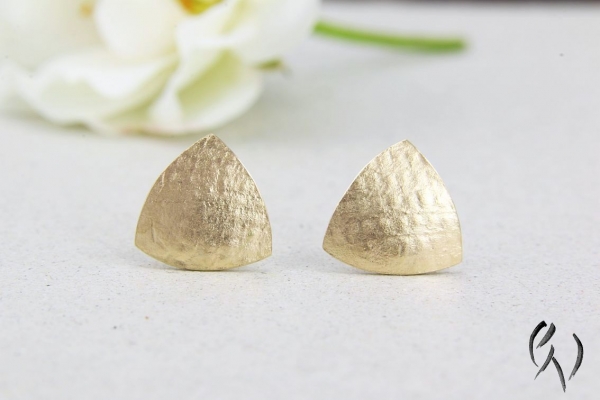 Dreieckige Ohrstecker aus Rosegold