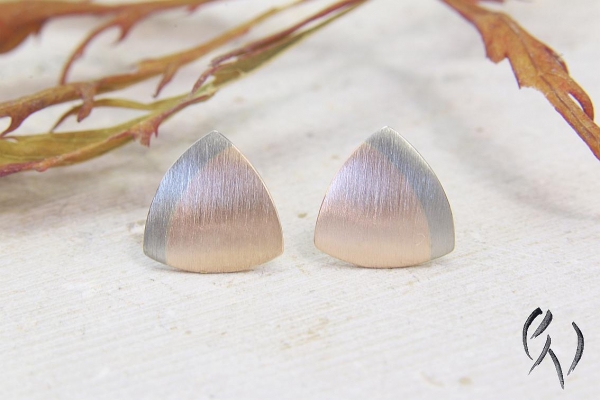 Dreieckige Ohrstecker aus Rot- und Weissgold