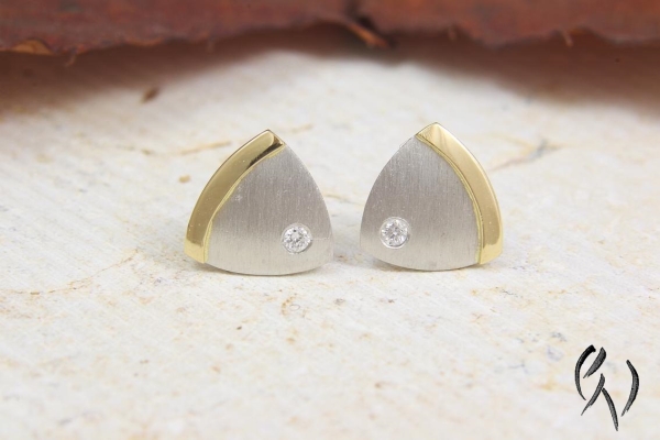 Dreieckige Ohrstecker aus Platin und Gold mit einem kleinen Brillant