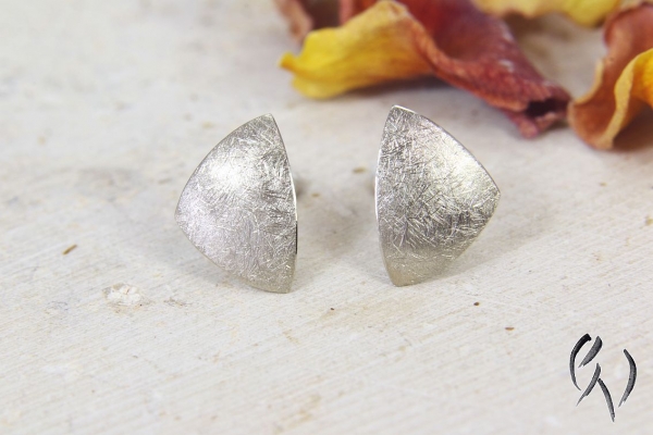 Dreieckige Ohrstecker aus Weissgold