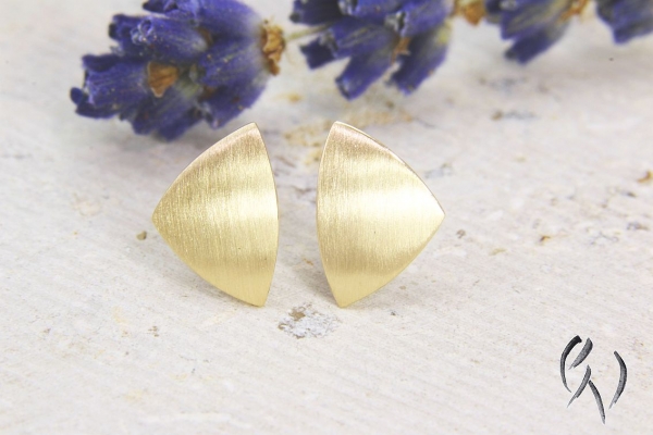 Dreieckige Ohrstecker aus Rosegold