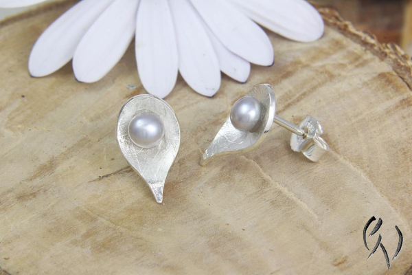 Ohrstecker Rhea, Silber 925/- mit grauer Süßwasserperle