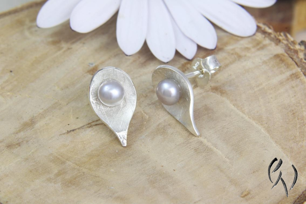 Ohrstecker Rhea, Silber 925/- mit grauer Süßwasserperle