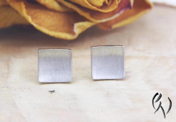Konkave, quadratische Ohrstecker aus Platin