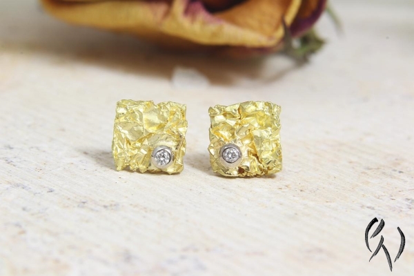 Quadratische Ohrstecker aus Gold 750/-mit zerknitterter Oberfläche und einem eingefassten Brillant