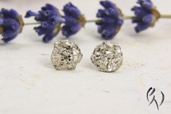 Zerknitterte Ohrstecker Weissgold