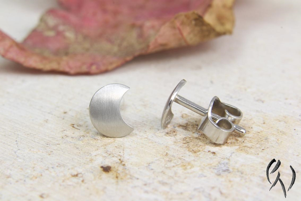 Ohrstecker Taini, Platin 950/-, kleiner Halbmond strichmatt