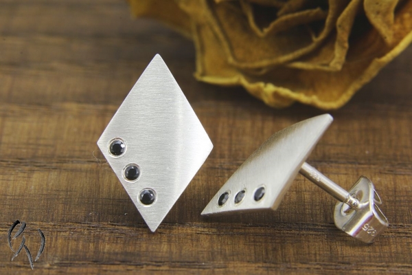Ohrstecker Afini, Silber 925/- mit drei schwarzen Zirkonia, strichmatt