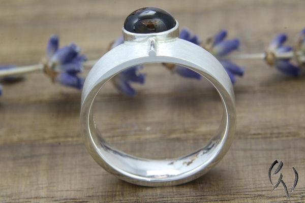 Ring Mitena, Silber mit Turmalin-Cabouchom