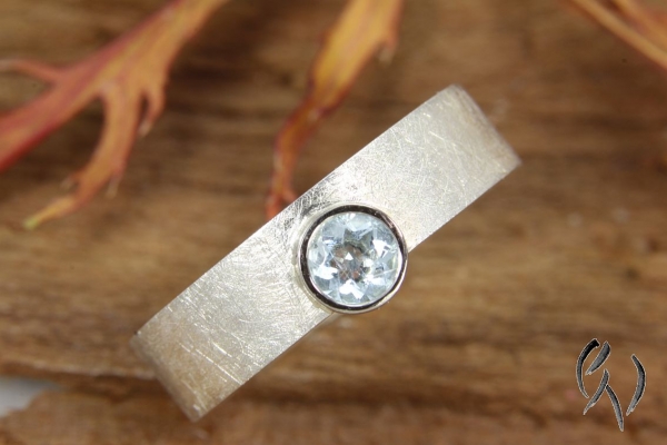 Ring Kaami, Silber mit seitlich versetztem Aquamarin