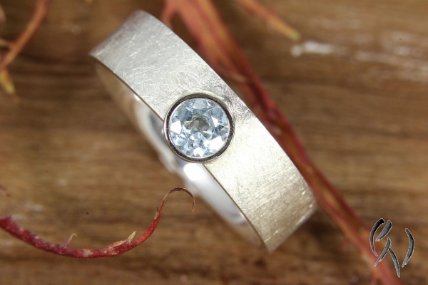 Ring Kaami, Silber mit seitlich versetztem Aquamarin