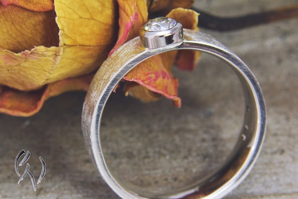 Ring Kaami, Silber 925/- mit seitlich versetztem Zirkonia