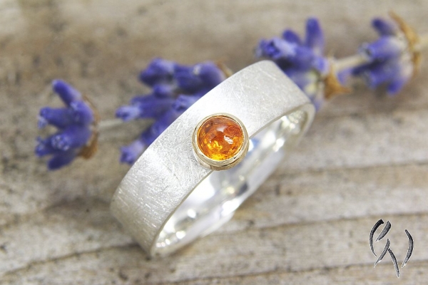 Ring Kaami, Silber 925/- mit seitlich versetztem Mandaringranat-Cabouchon