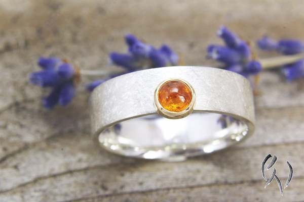 Ring Kaami, Silber 925/- mit seitlich versetztem Mandaringranat-Cabouchon