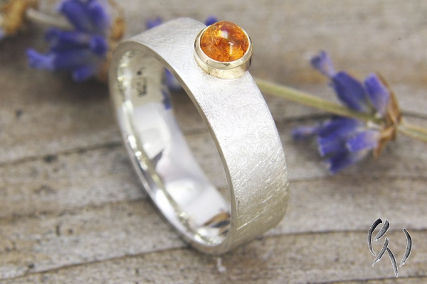 Ring Kaami, Silber 925/- mit seitlich versetztem Mandaringranat-Cabouchon