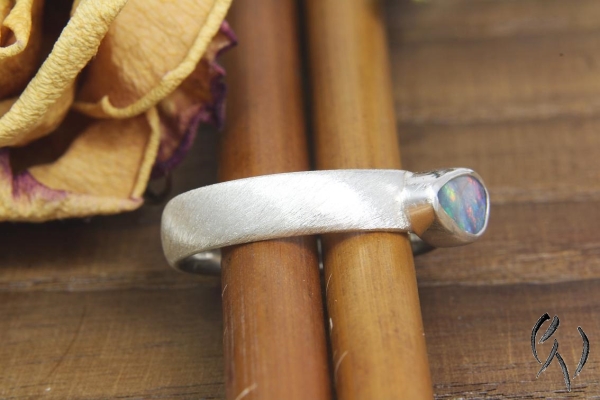 Ring Mabou, Silber 925/- mit hellem, tropfenförmigen Opal