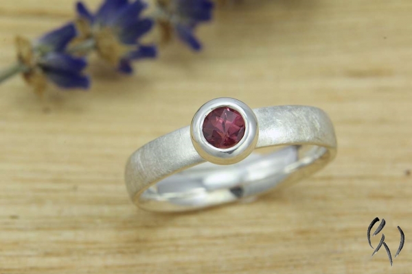 Schmaler Ring aus Silber mit pinkfarbenem Turmalin