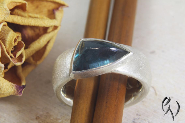Ring Cariba, Silber 925/- mit blauem, dreieckigem Turmalin-Cabouchon