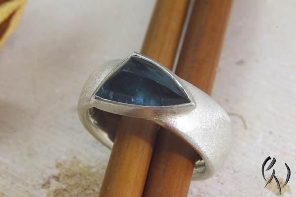Ring Cariba, Silber 925/- mit blauem, dreieckigem Turmalin-Cabouchon