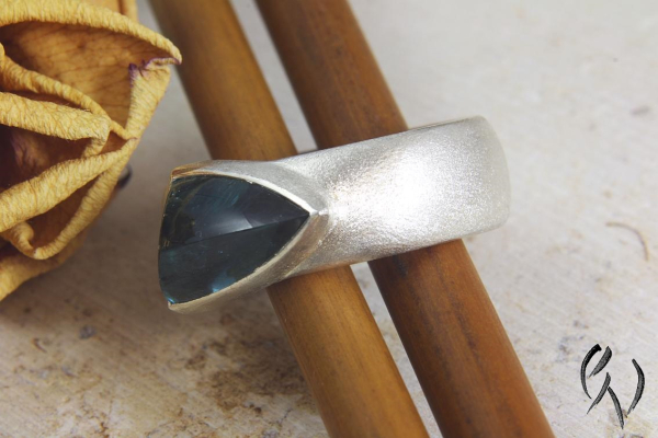 Ring Cariba, Silber 925/- mit blauem, dreieckigem Turmalin-Cabouchon