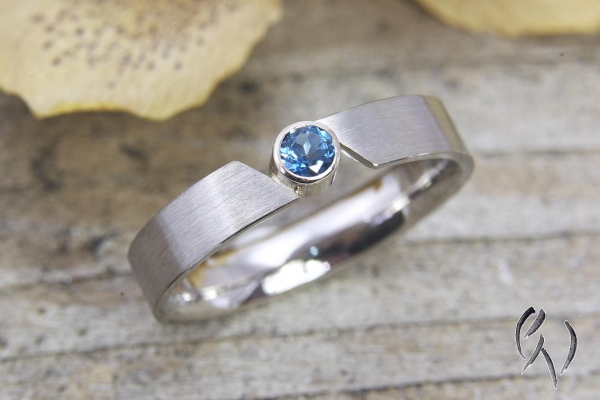 Ring Nalina, Weißgold 585/- mit blauem Topas