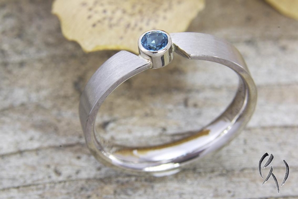 Ring Nalina, Weißgold 585/- mit blauem Topas