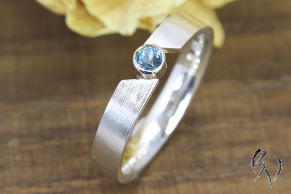 Ring Nalina, Silber 925/- mit eisblauem Topas