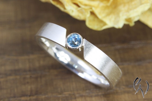 Ring Nalina, Silber 925/- mit eisblauem Topas